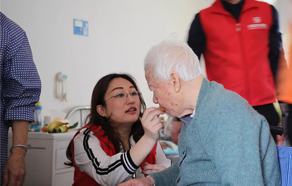 【先鋒引領(lǐng)，凝心聚力】三月學(xué)雷鋒，情暖敬老院